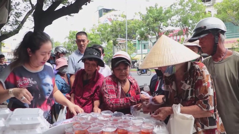 Người phụ nữ lan tỏa yêu thương giữa lòng TP.HCM bằng những việc làm giản dị - Ảnh 6.