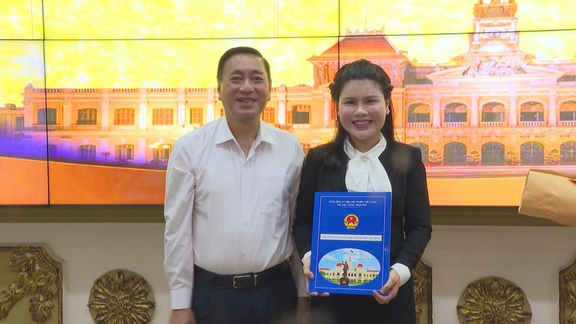 TP.HCM công bố quyết định bổ nhiệm Phó Chánh Văn phòng Đoàn ĐBQH và HĐND Thành phố - Ảnh 1.