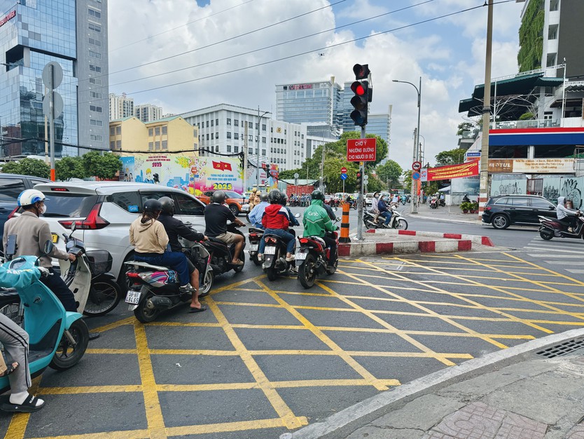 CSGT TP.HCM: Rẽ phải khi đèn đỏ bị phạt tới 20 triệu, trừ những trường hợp này - Ảnh 3.