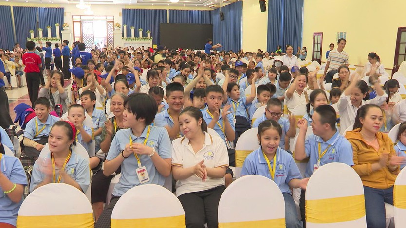 Vòng tay yêu thương nâng bước cho hơn 1.000 trẻ thơ đến trường - Ảnh 4.