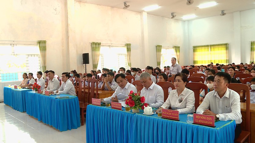 Học bổng Lương Định Của tiếp sức cho 125 học sinh xã Bình Khánh - Ảnh 2.