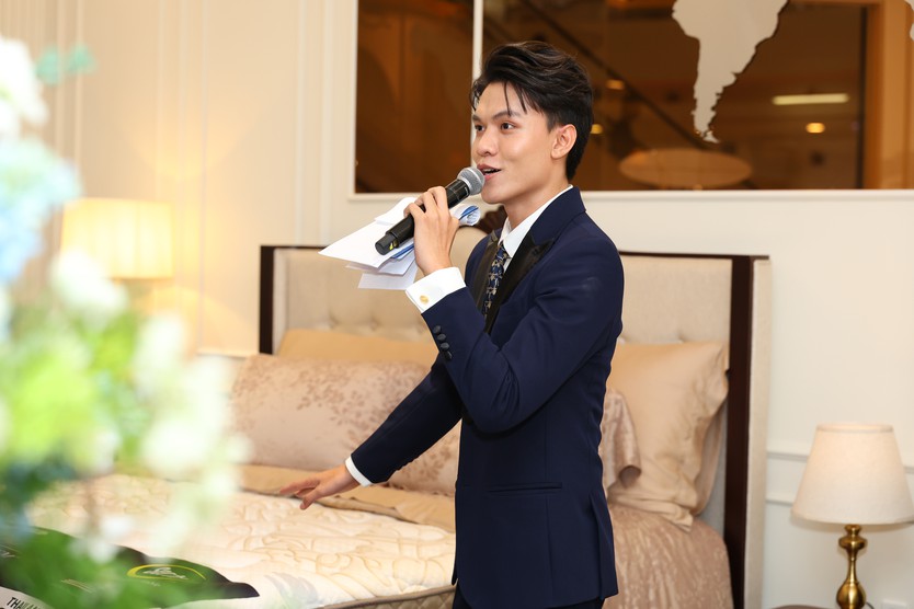 Từ bãi rác đến ánh đèn sân khấu: hành trình xanh của MC Gen Z Minh Khoa - Ảnh 2.