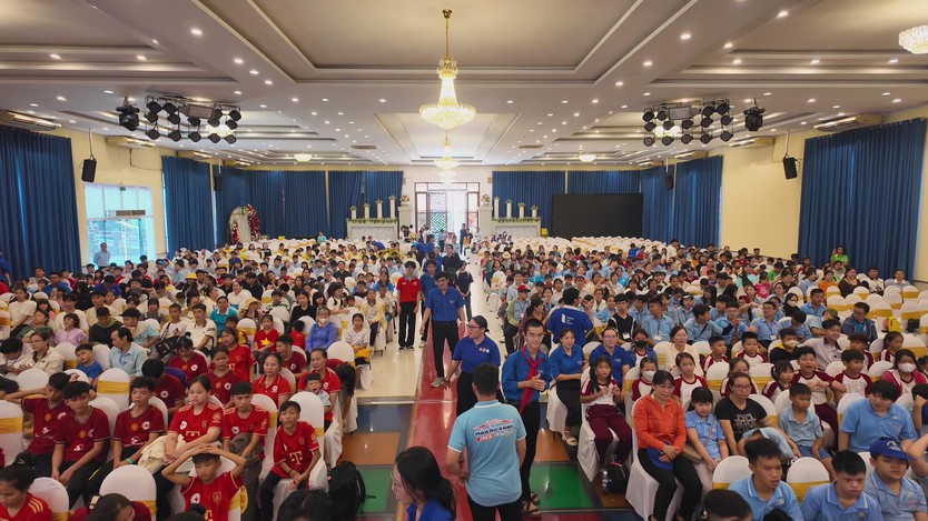 "Vòng tay yêu thương" - Chắp cánh ước mơ cho 3.000 trẻ em khó khăn tại TP.HCM - Ảnh 2.