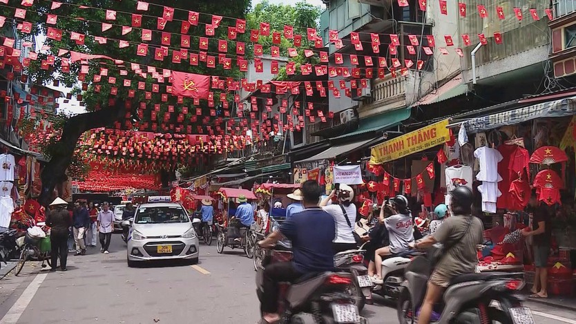 Hà Nội rực rỡ cờ hoa, người dân hân hoan chào đón không khí Quốc khánh 2/9 - Ảnh 4.