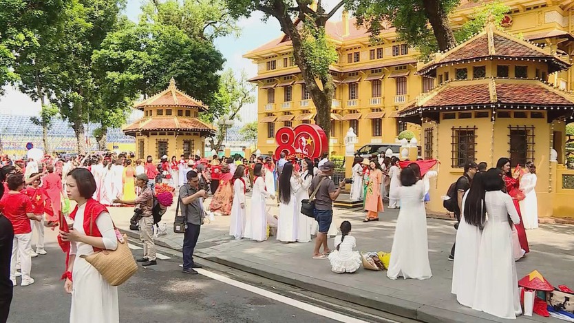 Hà Nội rực rỡ cờ hoa, người dân hân hoan chào đón không khí Quốc khánh 2/9 - Ảnh 5.