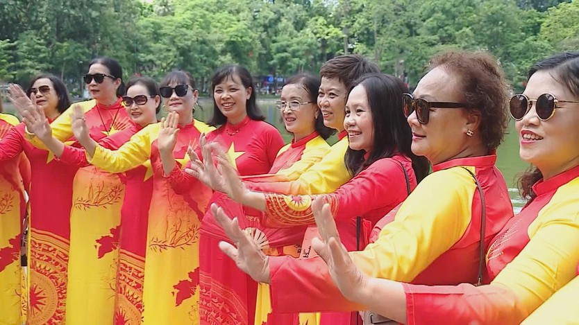 Hà Nội rực rỡ cờ hoa, người dân hân hoan chào đón không khí Quốc khánh 2/9 - Ảnh 1.