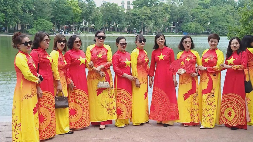 Hà Nội rực rỡ cờ hoa, người dân hân hoan chào đón không khí Quốc khánh 2/9 - Ảnh 2.