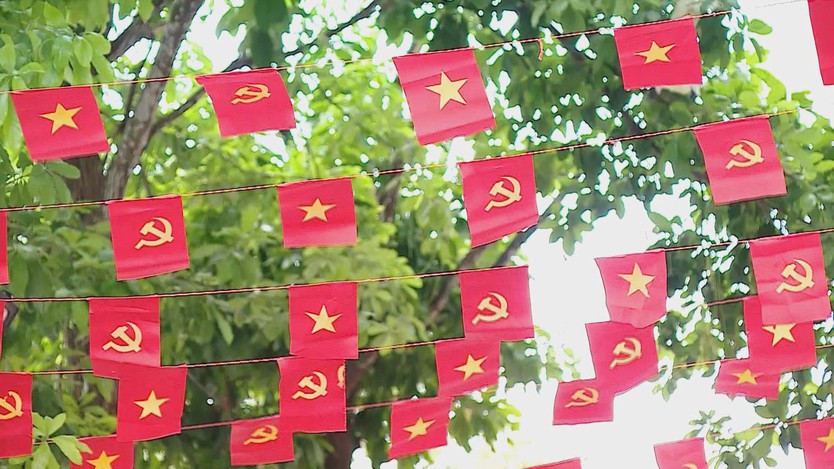 Hà Nội rực rỡ cờ hoa, người dân hân hoan chào đón không khí Quốc khánh 2/9 - Ảnh 6.
