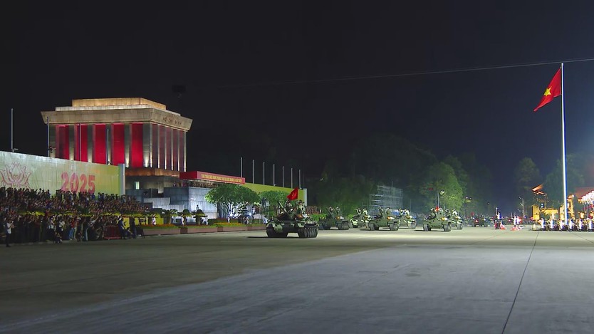 Lần đầu tổng hợp luyện diễu binh, diễu hành tại Quảng trường Ba Đình- Ảnh 1.