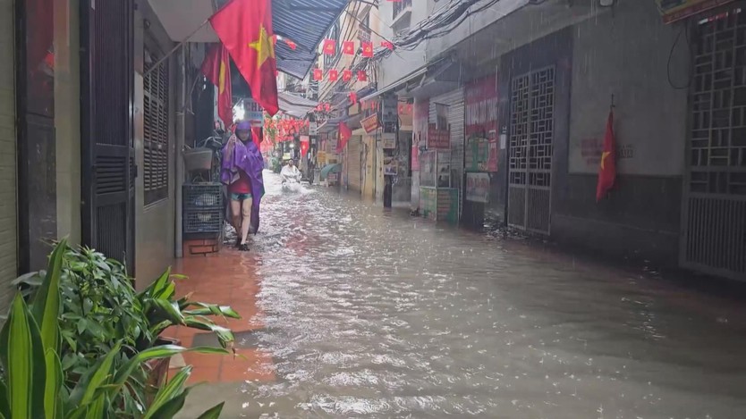 Hà Nội: Nhiều tuyến đường ngập sau mưa lớn, sinh hoạt người dân bị đảo lộn - Ảnh 1.