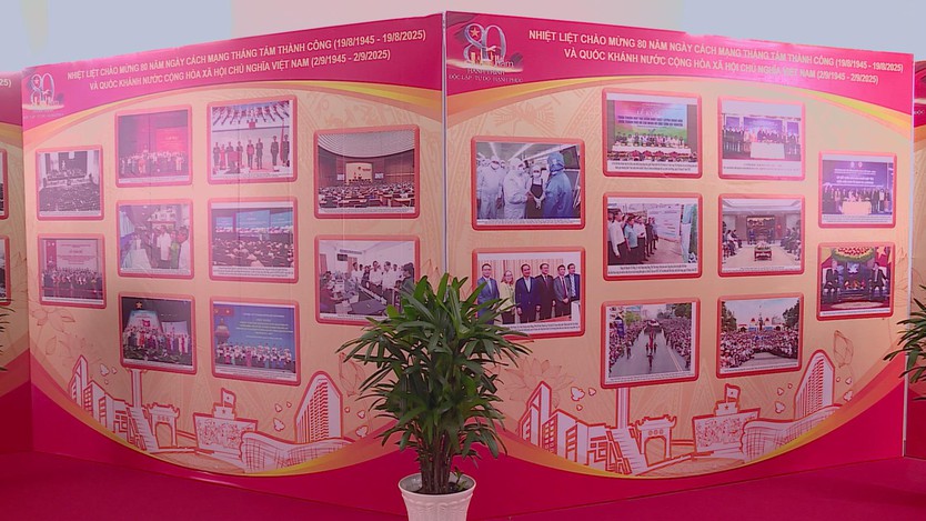 Phường Xuân Hòa trao tặng Huy hiệu Đảng cho 45 đảng viên dịp 2/9 - Ảnh 3.
