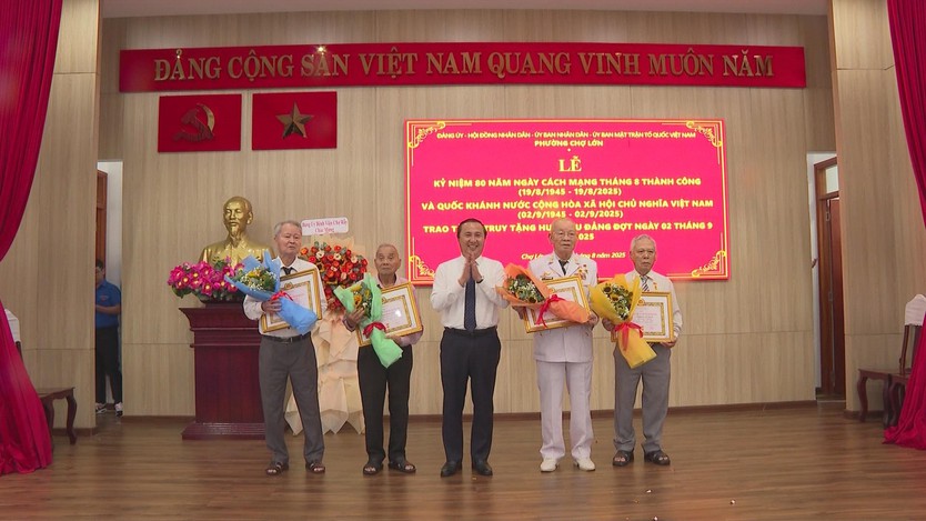 Phường Chợ Lớn kỷ niệm 80 năm ngày Cách mạng tháng Tám thành công và Quốc khánh 2/9 - Ảnh 2.