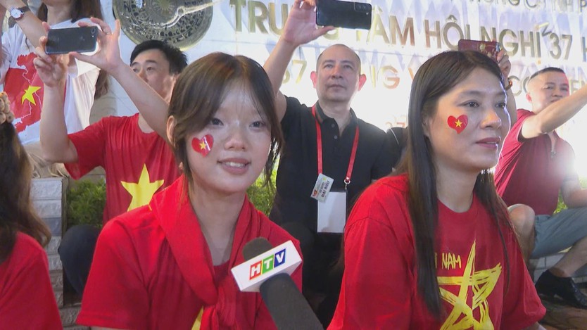 Người dân hào hứng cổ vũ các khối tham gia diễu binh, diễu hành - Ảnh 2.