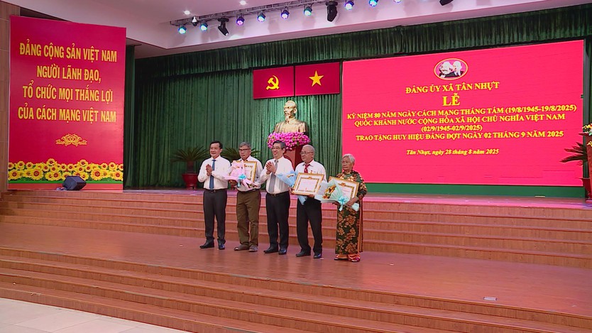 Lãnh đạo TP.HCM trao Huy hiệu Đảng tại xã Tân Nhựt dịp 2/9- Ảnh 1.