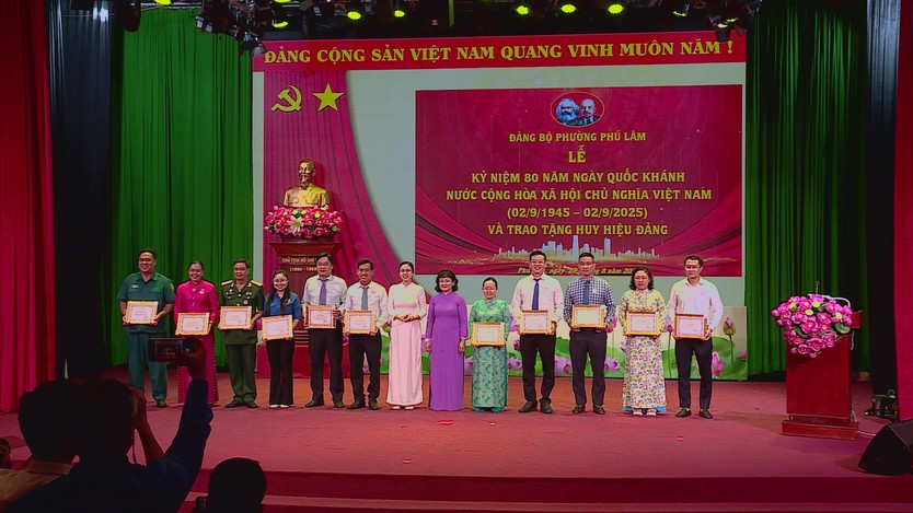 Đảng bộ phường Phú Lâm trao tặng Huy hiệu Đảng cho 40 đồng chí - Ảnh 2.