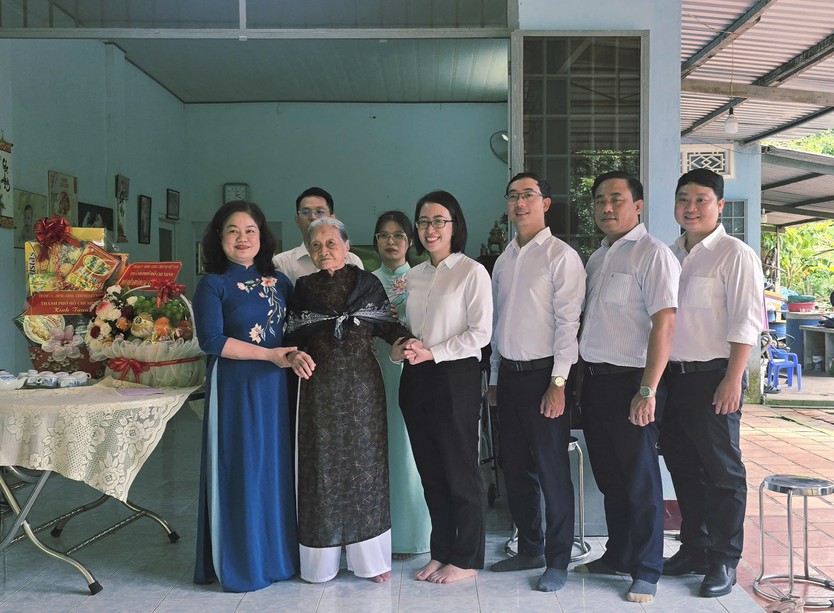 Lãnh đạo TP.HCM thăm Mẹ Việt Nam anh hùng - Ảnh 2.