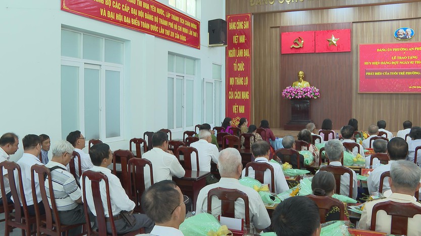 Phường An Phú Đông long trọng trao Huy hiệu Đảng đợt 2/9, tri ân những cống hiến - Ảnh 3.