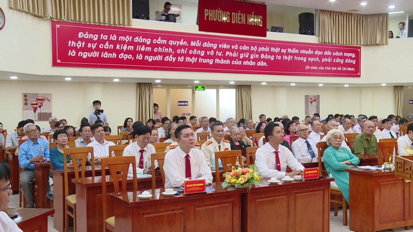 Phường Diên Hồng trao 65 Huy hiệu Đảng và công bố biểu trưng chính thức - Ảnh 2.