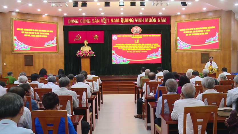 Phường Diên Hồng trao 65 Huy hiệu Đảng và công bố biểu trưng chính thức - Ảnh 1.