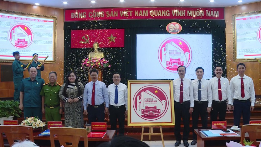 Phường Diên Hồng trao 65 Huy hiệu Đảng và công bố biểu trưng chính thức - Ảnh 6.
