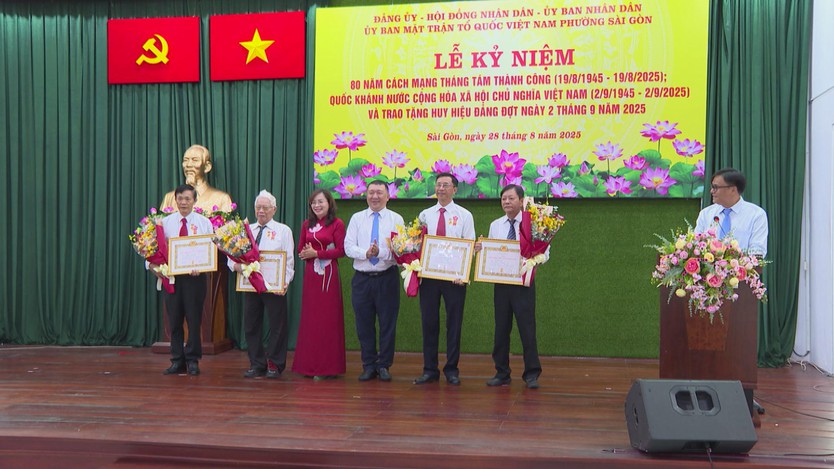 Phường Sài Gòn vinh danh 27 đảng viên trong Lễ kỷ niệm Quốc khánh 2/9 - Ảnh 1.