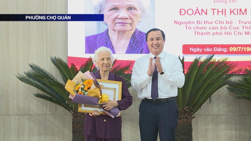 Phường Chợ Quán trao tặng Huy hiệu Đảng cho 31 đảng viên lão thành - Ảnh 10.