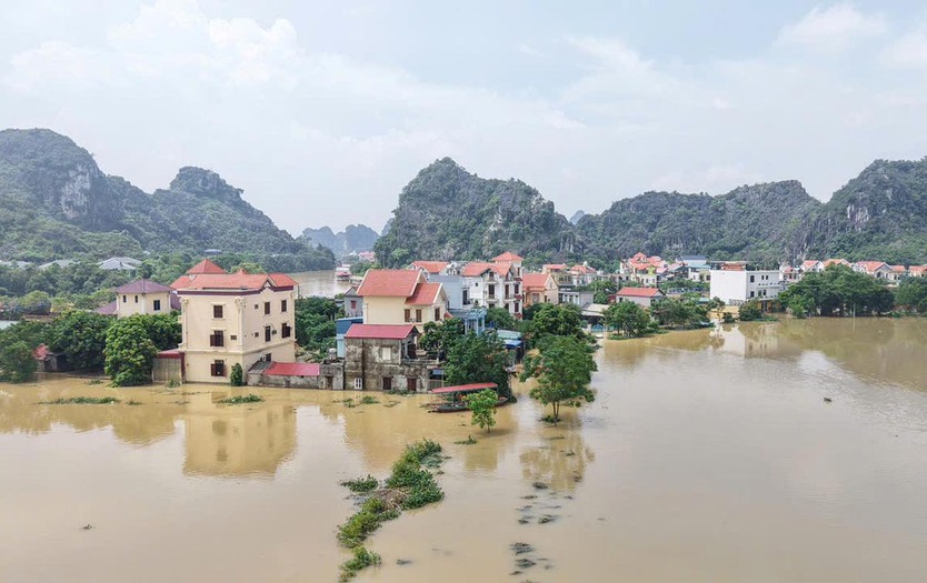 Ninh Bình: 3.000 người dân bị cô lập do nước lũ dâng cao - Ảnh 3.