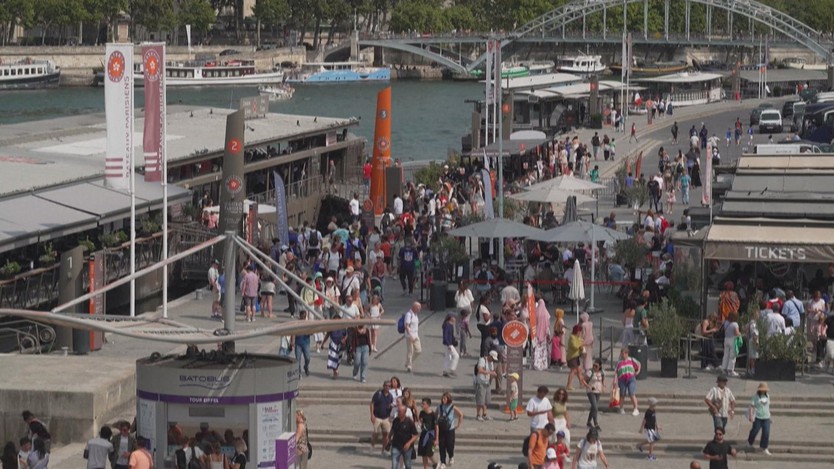 Paris đối mặt với bài toán "quá tải du lịch" - Ảnh 1.