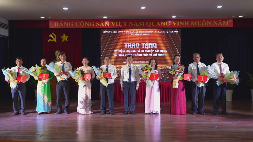 Phường Tân Hưng tuyên dương gương điển hình tiên tiến giai đoạn 2020–2025 - Ảnh 4.