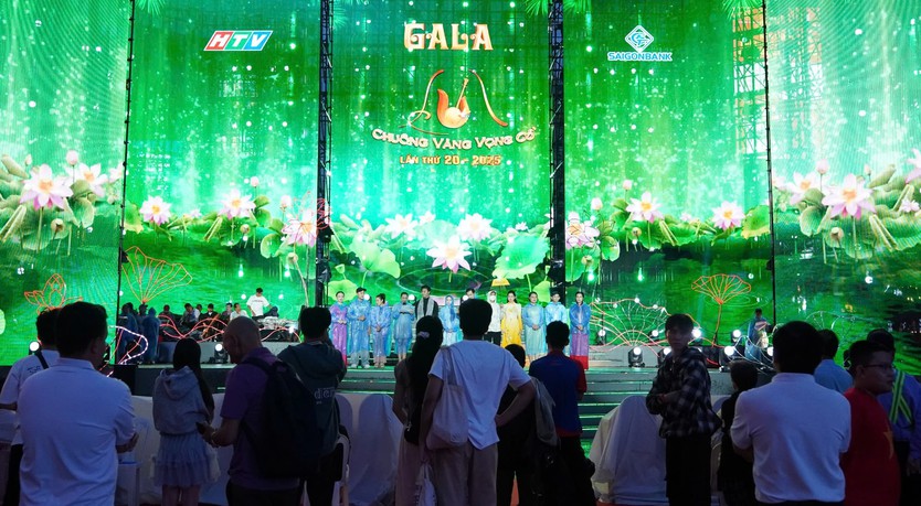 Khán giả đội mưa xem nghệ sĩ tổng duyệt Gala "Chuông vàng vọng cổ" - Ảnh 4.
