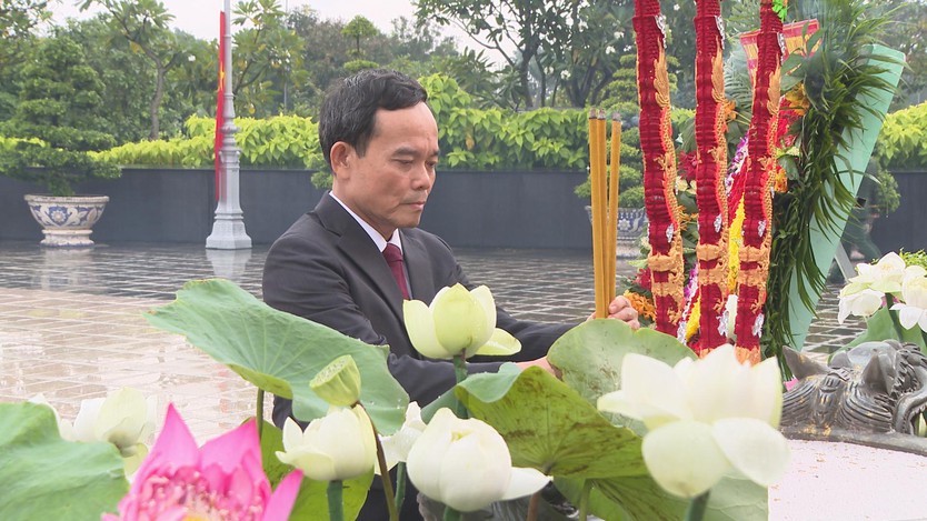 Bí thư Thành ủy TP.HCM Trần Lưu Quang và đoàn đại biểu dâng hương tưởng nhớ Anh hùng liệt sĩ- Ảnh 2.
