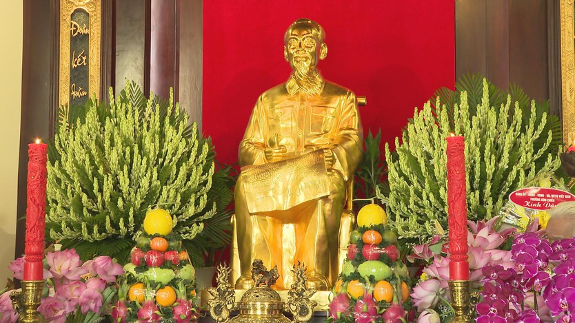 Bí thư Thành ủy TP.HCM Trần Lưu Quang và đoàn đại biểu dâng hương tưởng nhớ Anh hùng liệt sĩ- Ảnh 3.