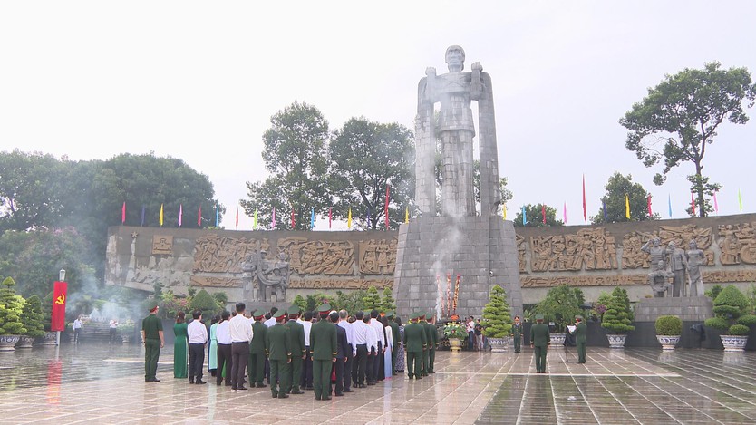Bí thư Thành ủy TP.HCM Trần Lưu Quang và đoàn đại biểu dâng hương tưởng nhớ Anh hùng liệt sĩ- Ảnh 1.