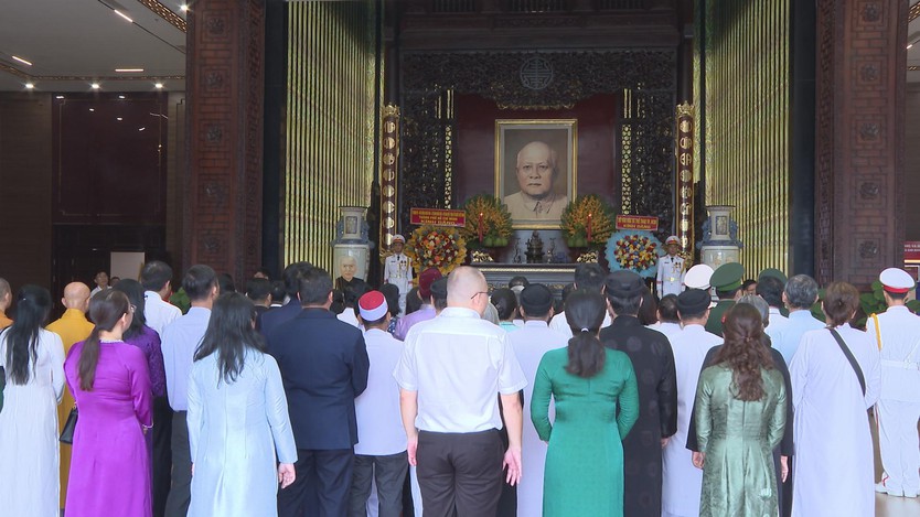 Bí thư Thành ủy TP.HCM Trần Lưu Quang và đoàn đại biểu dâng hương tưởng nhớ Anh hùng liệt sĩ- Ảnh 5.