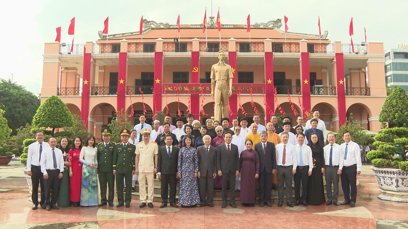 Bí thư Thành ủy TP.HCM Trần Lưu Quang và đoàn đại biểu dâng hương tưởng nhớ Anh hùng liệt sĩ- Ảnh 7.