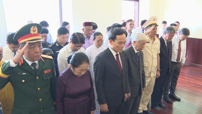 Bí thư Thành ủy TP.HCM Trần Lưu Quang và đoàn đại biểu dâng hương tưởng nhớ Anh hùng liệt sĩ- Ảnh 4.