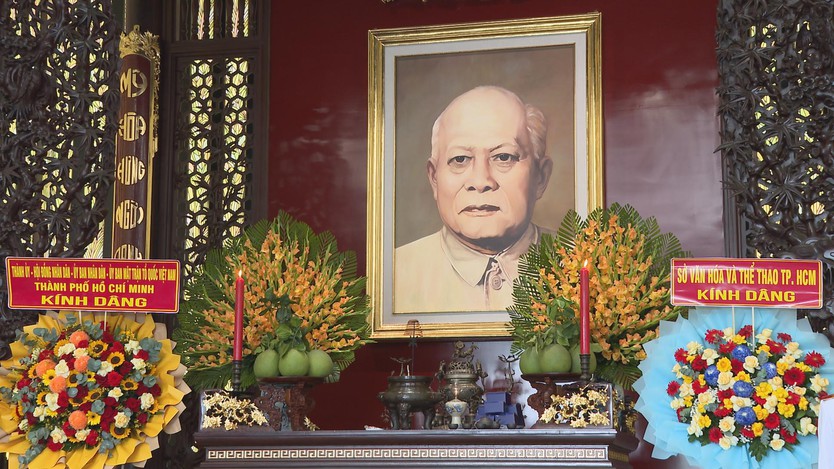 Bí thư Thành ủy TP.HCM Trần Lưu Quang và đoàn đại biểu dâng hương tưởng nhớ Anh hùng liệt sĩ- Ảnh 6.