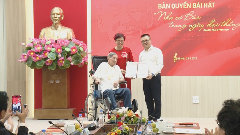 Nhạc sĩ Phạm Tuyên trao tặng bài hát “Như có Bác trong ngày đại thắng”- Ảnh 1.