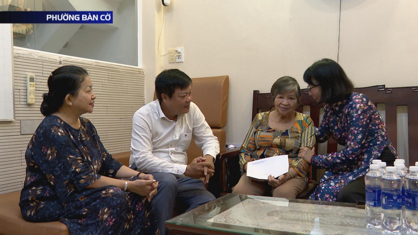 Phó Chủ tịch UBND TP.HCM thăm Mẹ Việt Nam Anh hùng, cán bộ tiền khởi nghĩa- Ảnh 2.