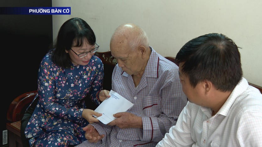 Phó Chủ tịch UBND TP.HCM thăm Mẹ Việt Nam Anh hùng, cán bộ tiền khởi nghĩa- Ảnh 3.