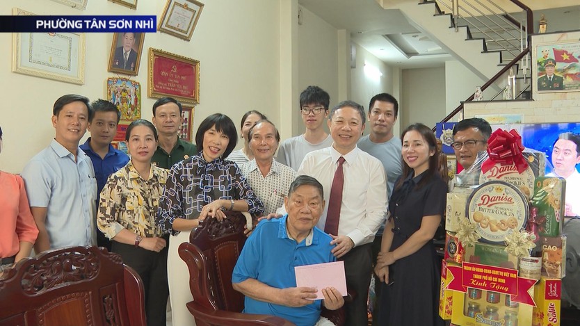 Lãnh đạo TP.HCM thăm, tặng quà Mẹ Việt Nam anh hùng, người có công- Ảnh 2.
