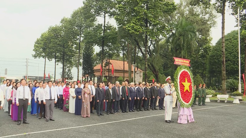 Lãnh đạo TP.HCM viếng nghĩa trang liệt sĩ Bình Dương- Ảnh 1.