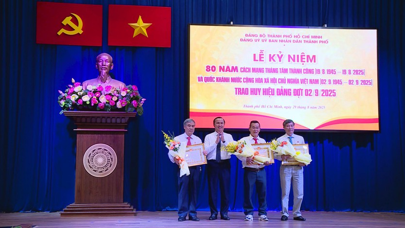 Đảng ủy UBND TP.HCM trao Huy hiệu Đảng cho 66 đảng viên- Ảnh 4.