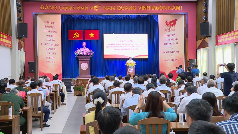 Đảng ủy UBND TP.HCM trao Huy hiệu Đảng cho 66 đảng viên- Ảnh 1.