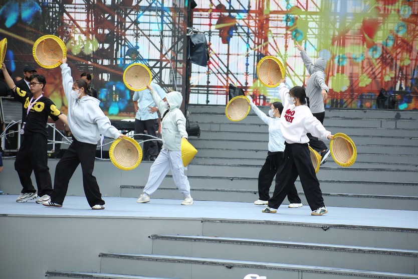 Cải lương 'xuống phố': Cơ hội vàng cho các giọng ca trẻ Chuông vàng vọng cổ- Ảnh 2.