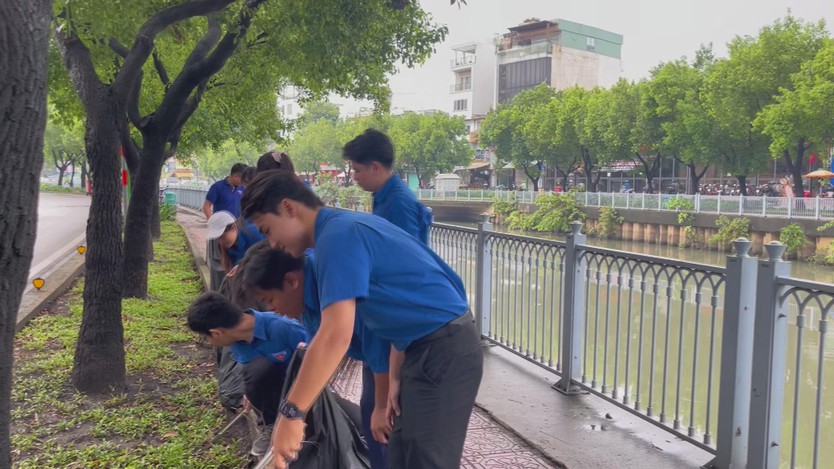 Ra quân làm "Sạch phố - Xanh kênh" đón lễ- Ảnh 2.