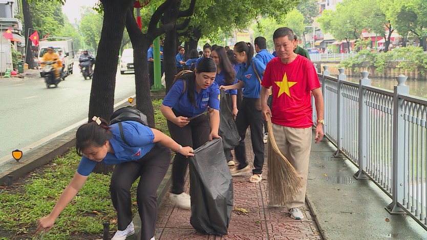 Ra quân làm "Sạch phố - Xanh kênh" đón lễ- Ảnh 3.
