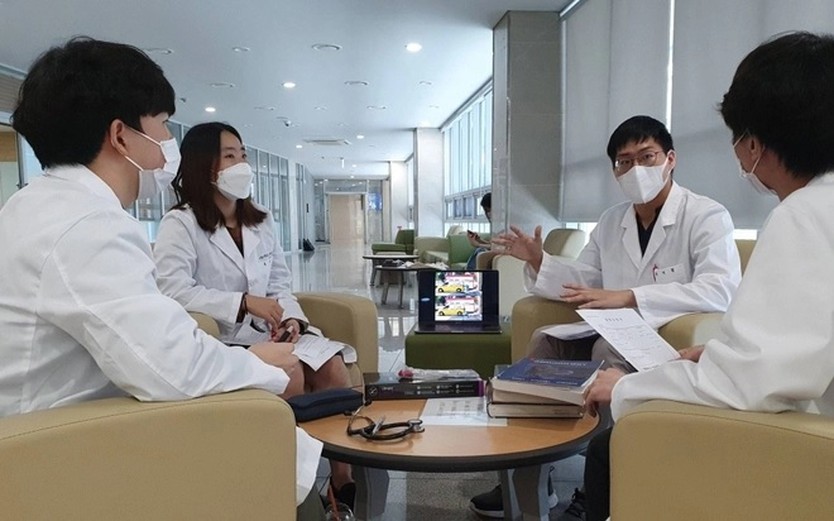 Hàn Quốc: Bác sĩ thực tập trở lại làm việc- Ảnh 1.