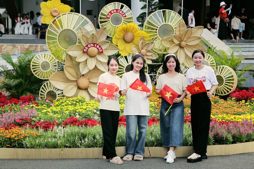 TP.HCM rộn ràng không khí chào mừng Quốc khánh 2/9- Ảnh 12.