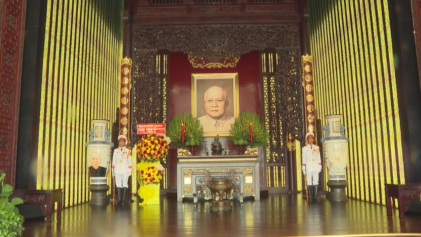 Lãnh đạo TP.HCM dâng hoa, dâng hương tưởng niệm Chủ tịch Hồ Chí Minh và Chủ tịch Tôn Đức Thắng - Ảnh 4.